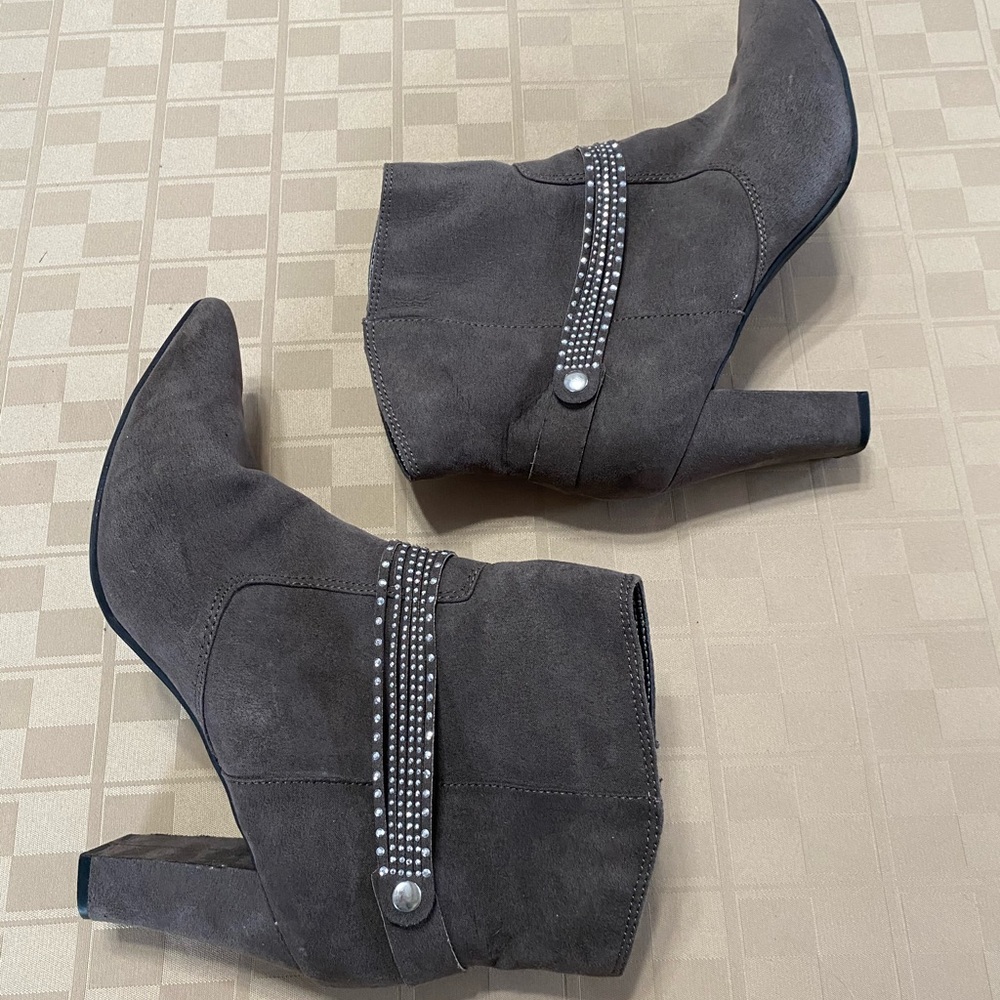 AM ANN MARINO‎ Women's Wilma Gray Silver High Heel Bootie 10 M 3.5” Block Heel.